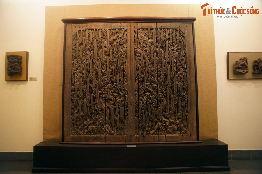 2. Bảo tàng Mỹ thuật Việt Nam là nơi đang lưu giữ hai cánh cửa chạm rồng, được coi là bộ cửa đẹp nhất trong số các cánh cửa kiến trúc cổ Việt Nam.