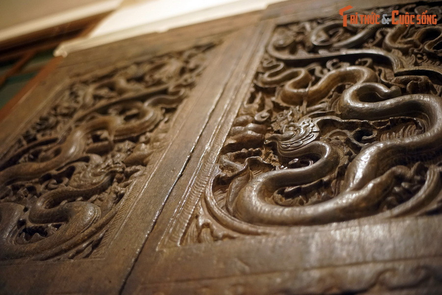 Ô trên mỗi cửa được chạm trang trí bốn con rồng chia làm hai cặp đăng đối, gồm hai cặp rồng lớn trong ô lá đề và hai cặp rồng nhỏ ở phía trên.