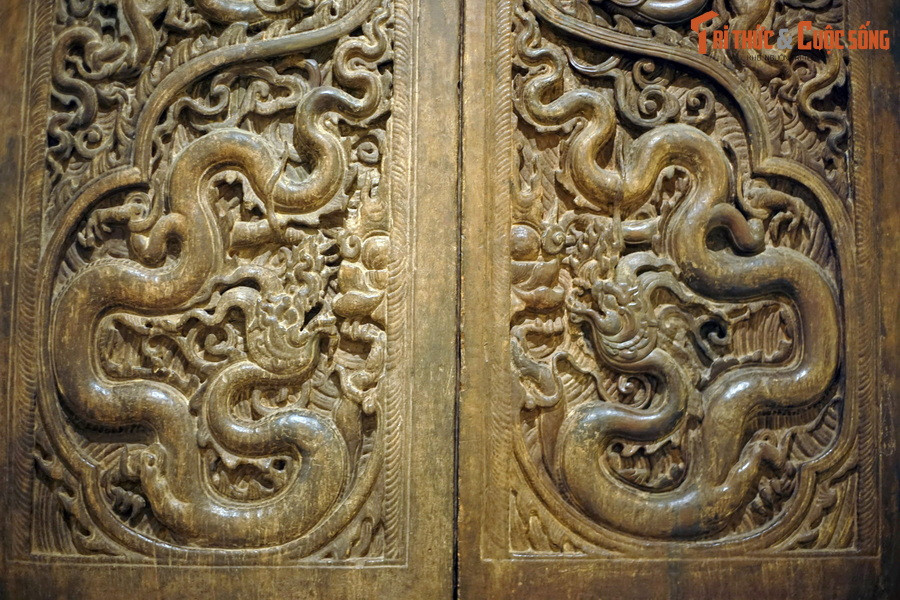 Vốn nằm ở gian giữa của tiền đường chùa Phổ Minh, hai cánh cửa này được tạo tác từ hai tấm gỗ lim nguyên khối kích thước lớn, to dày, cao 1,92 mét, rộng 0,715 mét, trang trí đối xứng nhau.