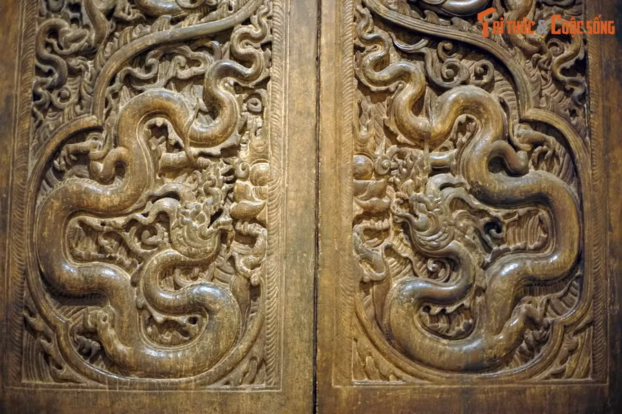 Vốn nằm ở gian giữa của tiền đường chùa Phổ Minh, hai cánh cửa này được tạo tác từ hai tấm gỗ lim nguyên khối kích thước lớn, to dày, cao 1,92 mét, rộng 0,715 mét, trang trí đối xứng nhau.