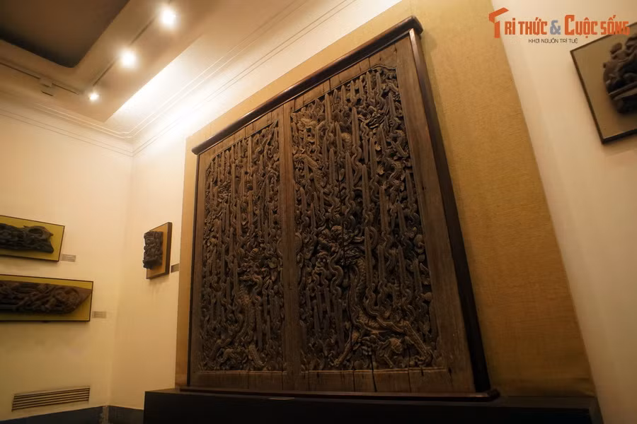 Bộ cửa này có niên đại từ thế kỷ 17, vốn là hai cánh cửa chính của tam quan chùa Keo ở huyện Vũ Thư, tỉnh Thái Bình. Mỗi cánh cửa cao 2,2 mét, rộng 1,3 mét, được ghép từ bốn tấm gỗ nhỏ hơn.