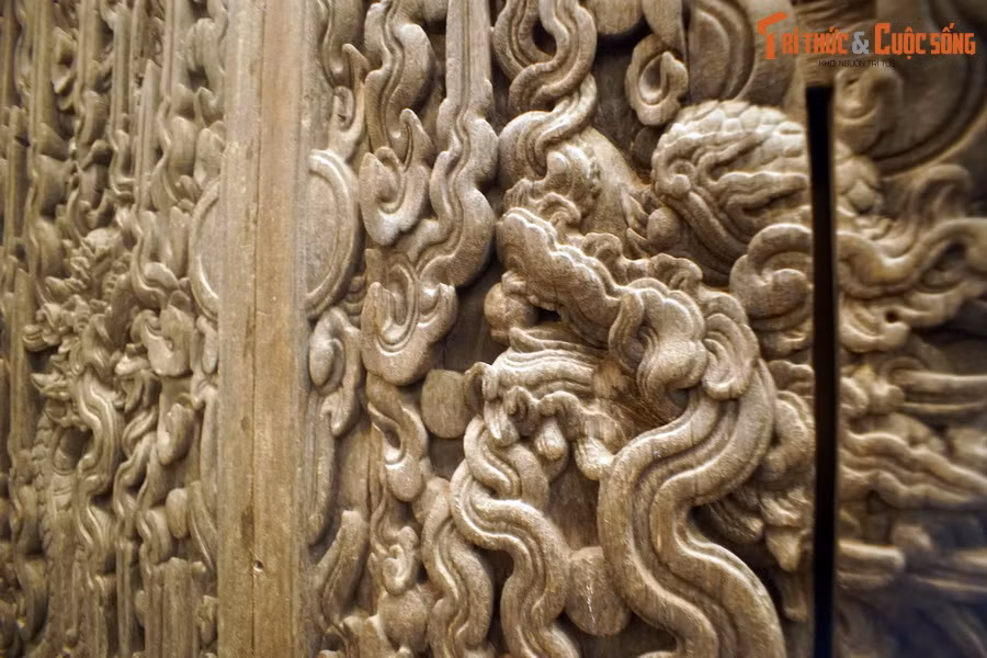 Với những đường chạm khắc khéo léo và điêu luyện, hai cánh cửa chạm rồng của chùa Keo thực sự là kiệt tác chạm khắc gỗ thế kỉ 17.