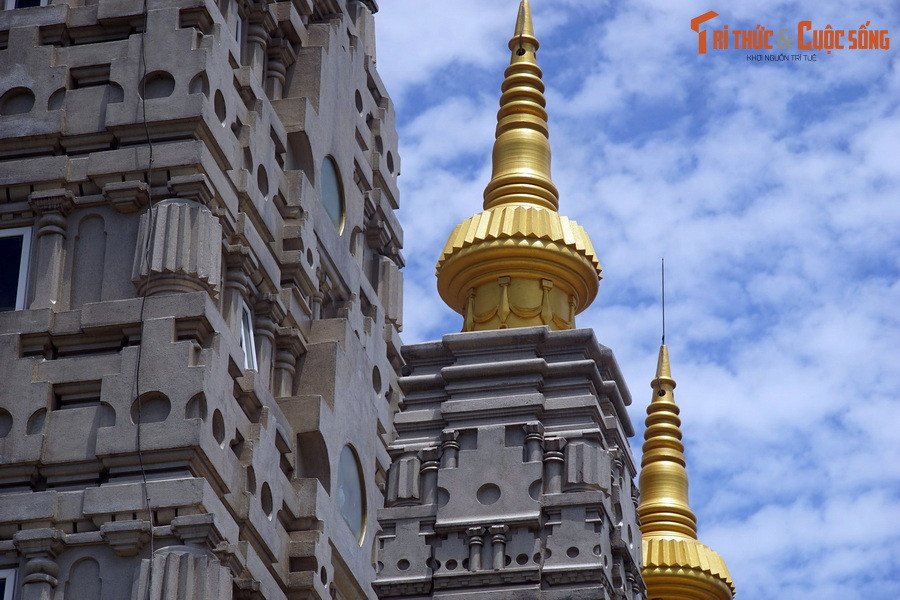 Trung tâm của quần thể kiến trúc là ngôi tháp chính có tầm cao vượt khỏi 4 tháp phụ hơn 10 mét. Chiều cao của tháp chính là 37 mét; bốn tháp phụ xung quanh cao khoảng 24 mét; chiều dài cạnh đáy ngang là 15,4 mét; cạnh đáy dọc là 9,4 mét.