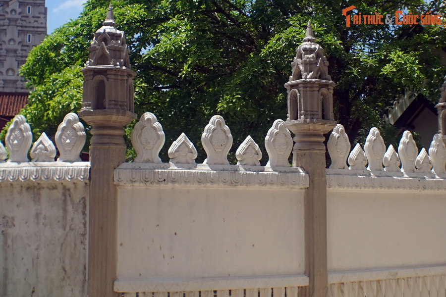 Bức tường bao quanh chùa được trang trí bằng một nhóm phù điêu được các nghệ nhân lấy cảm hứng từ hoa văn trên các tòa tháp ở thánh địa Mỹ Sơn của vương quốc Champa cổ. Đây là những hình tượng chưa từng xuất hiện ở các công trình kiến trúc Phật giáo Việt Nam trước đây.