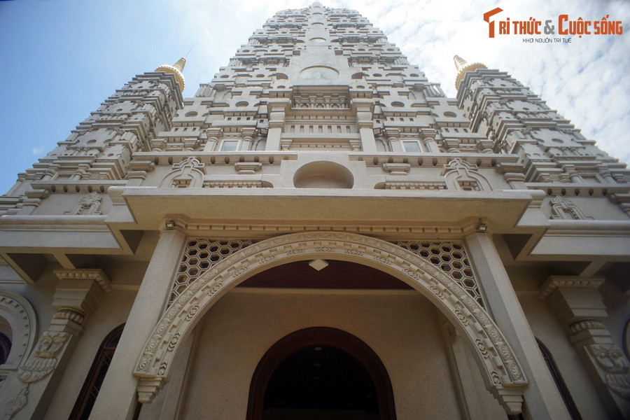 Không gian bên trong tháp chính được bố trí thành 6 tầng. Hai tầng cao nhất để tôn trí xá-lợi của Đức Phật, xá-lợi chư Thánh Tăng và tượng Phật; hai tầng tiếp theo dùng làm nơi tàng trữ Tam tạng Pālī bằng văn tự các nước, chú giải và sách, tài liệu nghiên cứu Phật học.