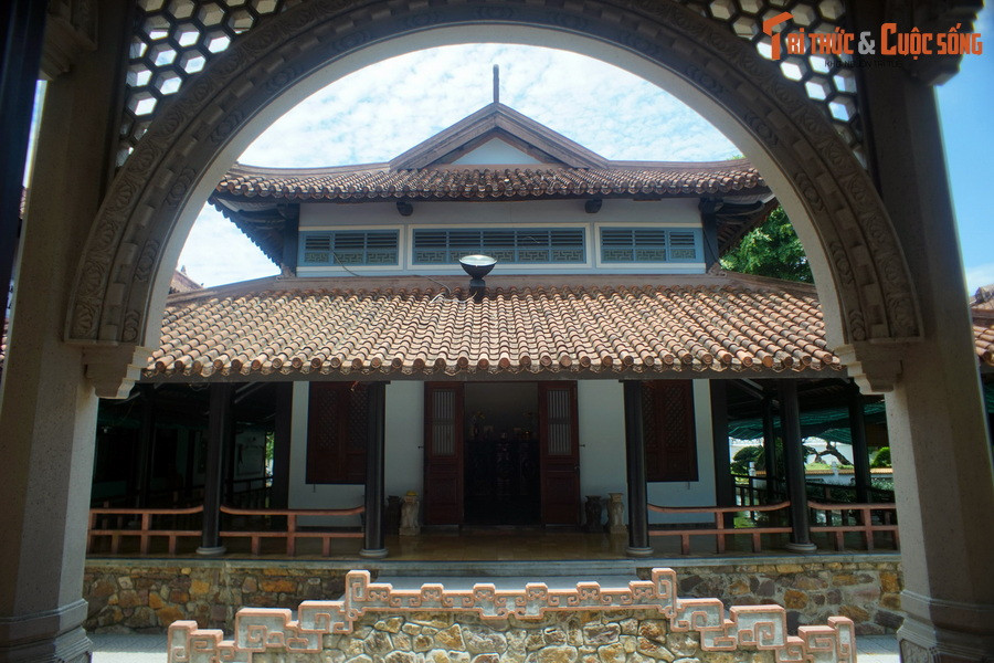 Các điện thờ của chùa có thiết kế đơn giản và thanh thoát, mang hơi hướng phong cách kiến trúc Nhật Bản, với hành lang rộng, được chống đỡ bằng nhiều cột tròn. Riêng hệ thống cột kèo, xuyên, xà bằng bê-tông giả gỗ tại các vòm mái lại theo kiến trúc truyền thống Việt Nam.