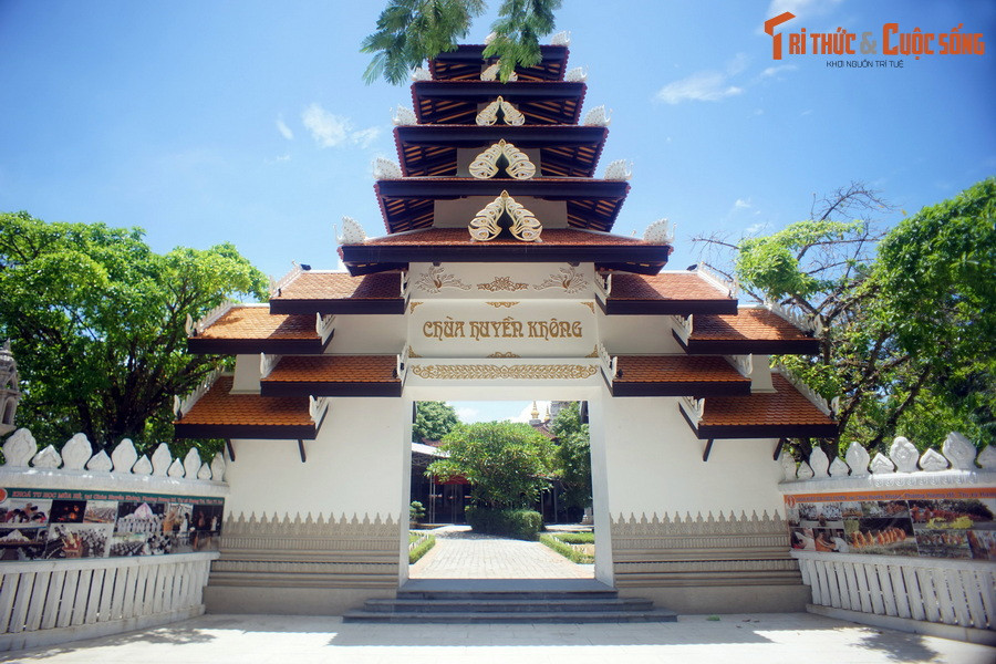 Sự khác lạ trong kiến trúc chùa Huyền Không thể hiện ngay từ cánh cổng. Công trình này không có dạng tam quan thường thấy mà được thiết kế với 13 tầng mái chồng lên nhau.