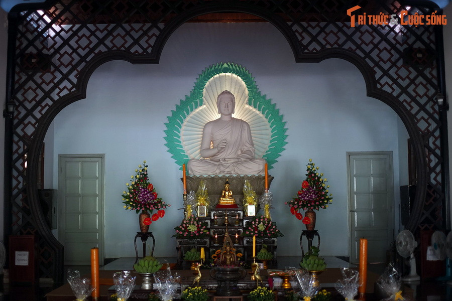 Trong chính điện bài trí duy nhất một pho tượng Đức Phật Thích Ca ở vị trí trung tâm. Tượng màu trắng, cao 1,54 mét, có vẻ mặt thanh thoát và từ ái, tay phải đưa lên, tay trái đặt trên lòng bàn chân, như đang đàm đạo cùng các đệ tử.