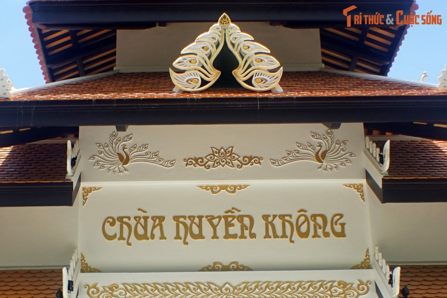 Họa tiết trang trí phần mái cổng chịu ảnh hưởng từ kiến trúc phật giáo Ấn Độ với hình ảnh chim công và các mô típ hoa văn mềm mại uốn lượn.