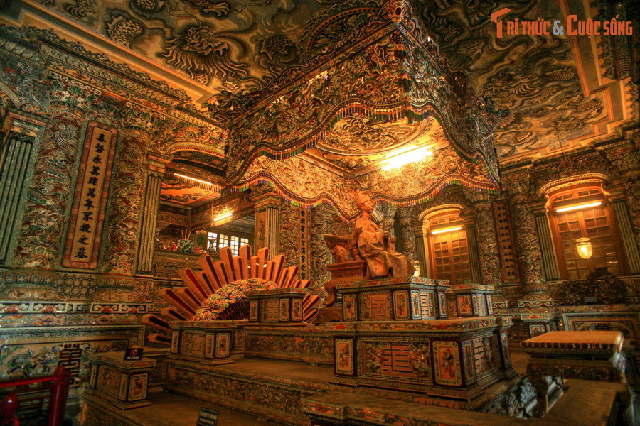 Nếu là cung điện, đền đài, lăng tẩm của vua chúa thì lại càng cầu kỳ, phức tạp và các loại men khảm cũng đòi hỏi độ bền ưu việt hơn. Những công trình càng quan trọng, thì nguồn nguyên liệu để khảm “càng cổ càng tốt”. Ảnh: Mộ phần của vua Khải Định được phủ kín bằng các mảng khảm sành sứ .