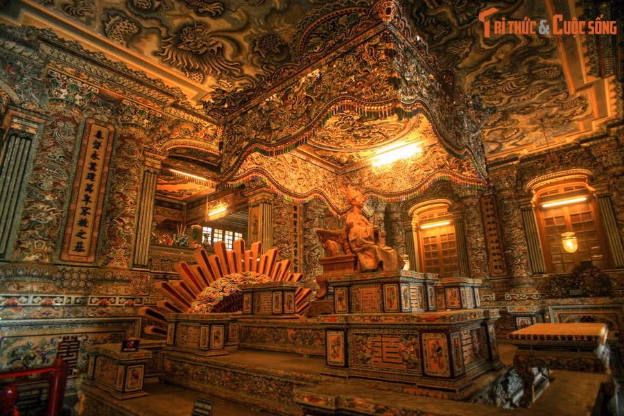 Nếu là cung điện, đền đài, lăng tẩm của vua chúa thì lại càng cầu kỳ, phức tạp và các loại men khảm cũng đòi hỏi độ bền ưu việt hơn. Những công trình càng quan trọng, thì nguồn nguyên liệu để khảm “càng cổ càng tốt”. Ảnh: Mộ phần của vua Khải Định được phủ kín bằng các mảng khảm sành sứ .