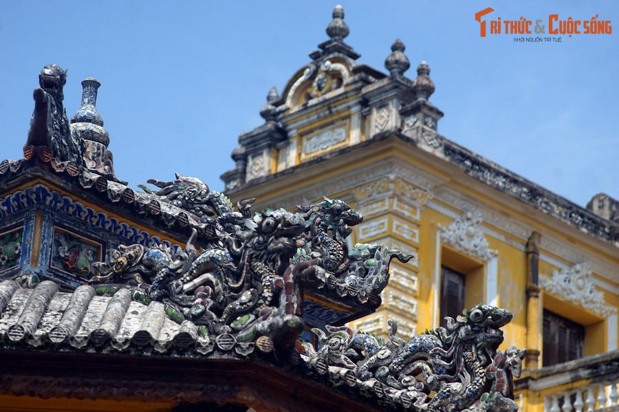 Có thể nói, chính nhờ lượng lớn gốm sứ cổ xưa bị vùi lấp trong lớp trầm tích thời gian mà nghệ thuật khảm sành sứ cung đình nhà Nguyễn nói riêng và xứ Huế nói chung đã phát triển cực thịnh, trở thành nét văn hóa không thể thiếu ở vùng đất Cố đô... Ảnh: Hình tượng rồng khảm sành sứ ở đình Trung Lập, cung An Định.