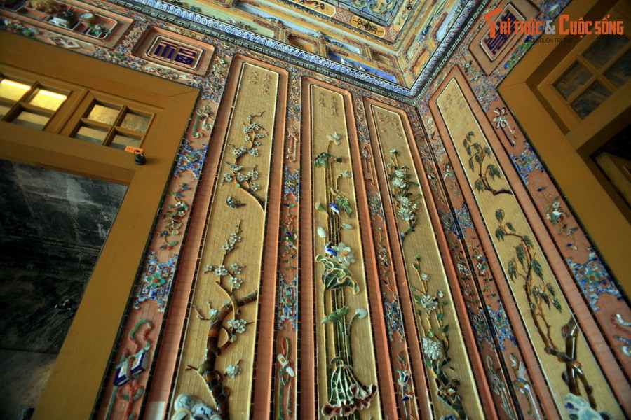 Mảnh vỡ của những loại đồ gốm, sành sứ lâu đời này được lựa chọn kỹ lưỡng theo mức độ quan trọng của công trình. Chẳng hạn nhà dân, mộ táng thông thường thì trang trí họa tiết đơn giản hơn đình chùa miếu mạo. Ảnh: Các họa tiết khảm sành sứ trong cung Thiên Định, lăng vua Khải Định.