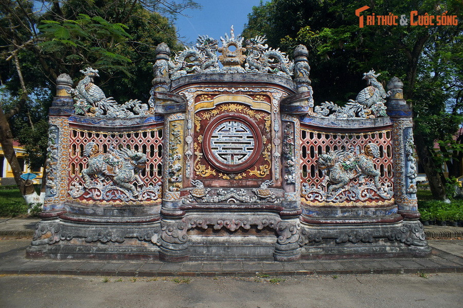 Ngược dòng thời gian, nghề khảm sành sứ ở Việt Nam đã được nhắc đến trong sử sách từ thế kỷ 17. Giai đoạn phát triển phong phú và đạt đến đỉnh cao của của nghề này là vào cuối thời Nguyễn, từ cuối thế kỷ 19 đến đầu thế kỷ 20. Ảnh: Bức bình phong khảm sành sứ ở Cơ Mật viện, Kinh thành Huế.