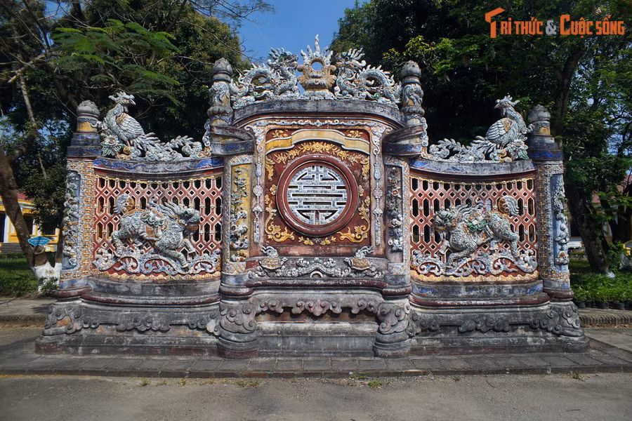 Ngược dòng thời gian, nghề khảm sành sứ ở Việt Nam đã được nhắc đến trong sử sách từ thế kỷ 17. Giai đoạn phát triển phong phú và đạt đến đỉnh cao của của nghề này là vào cuối thời Nguyễn, từ cuối thế kỷ 19 đến đầu thế kỷ 20. Ảnh: Bức bình phong khảm sành sứ ở Cơ Mật viện, Kinh thành Huế.