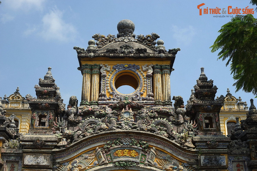 Phần lớn các công trình kiến trúc cung đình Huế trong thời gian này được khảm sành sứ. Các công trình sư thời bấy giờ xem các mảnh sành sứ như một giải pháp kiến trúc đặc sắc và nghệ thuật trang trí này cũng được đánh giá rất cao. Ảnh: Các chi tiết khảm sành sứ ở cổng cung An Định.