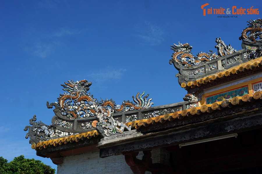 Các loại vật liệu dùng để khảm sành sứ được không được lựa chọn tùy tiện mà phải qua quá trình tuyển lựa khá kỹ lưỡng từ mảnh vỡ của những món đồ gốm có niên đại xa xưa. Vậy nguồn nguyên liệu đặc biệt cho nghệ thuật khảm sành sứ Huế có từ đâu? Ảnh: Các chi tiết kiến trúc khảm sành sứ ở điện Thái Hòa, Hoàng thành Huế.