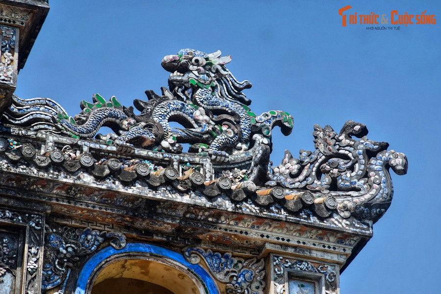 Lượng tàu thuyền đi lại cập bến ở sông Hương giai đoạn này nhiều không kể xiết. Chính vì vậy mà dưới lòng sông Hương lưu giữ một lớp trầm tích văn hóa vô cùng phong phú. Lớp trầm tích ít ai biết đến đó chính là những mảnh sành sứ, mảnh gốm có khi cả nghìn năm tuổi. Ảnh: Hình tượng rồng khảm sành sứ ở cổng Hiển Nhơn, Hoàng thành Huế.