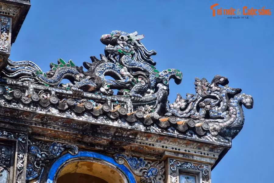 Lượng tàu thuyền đi lại cập bến ở sông Hương giai đoạn này nhiều không kể xiết. Chính vì vậy mà dưới lòng sông Hương lưu giữ một lớp trầm tích văn hóa vô cùng phong phú. Lớp trầm tích ít ai biết đến đó chính là những mảnh sành sứ, mảnh gốm có khi cả nghìn năm tuổi. Ảnh: Hình tượng rồng khảm sành sứ ở cổng Hiển Nhơn, Hoàng thành Huế.