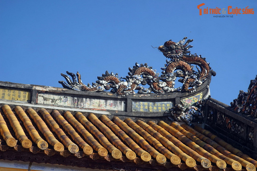 Trong hàng thế kỷ, nhiều con tàu buôn chở đầy gốm sứ vì lý do nào đó bị chìm dưới lòng sông đã trở thành "mỏ" gốm sứ cổ. Các món đồ gốm sứ trong chúng được trục vớt, nếu nguyên vẹn thì có thể tái sử dụng, còn mảnh vỡ thì trở thành nguyên liệu cho các nghệ nhân khảm sành sứ. Ảnh: Hình tượng rồng khảm sành sứ ở điện Thái Hòa, Hoàng thành Huế.