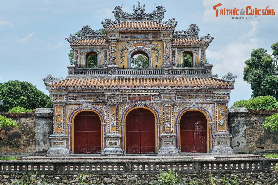 Khi ghé thăm các công trình kiến trúc cung đình ở cố đô Huế, nhiều du khách không khỏi choáng ngợp trước những chi tiết kiến trúc khảm sành sứ vô cùng lộng lẫy. Phía sau những mảnh vỡ muôn màu này là câu chuyện lịch sử thú vị ít người biết đến. Ảnh: Cổng Chương Đức ở Hoàng thành Huế.