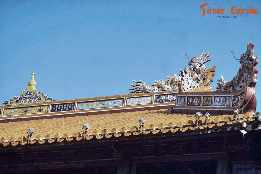 Theo bài viết “Nghề khảm sành sứ - Nghệ thuật từ mảnh vỡ...” đăng trên Cổng TTĐT Bộ Văn hóa Thể thao và Du lịch, trong suốt thời Nguyễn và cả các thời kỳ trước đó, Huế là nơi giao thương buôn bán sầm uất giữa các nước trong khu vực. Ảnh: Các chi tiết kiến trúc khảm sành sứ ở Ngọ Môn, Hoàng thành Huế.