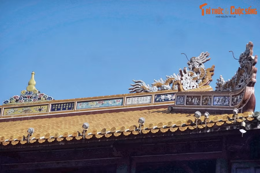 Theo bài viết “Nghề khảm sành sứ - Nghệ thuật từ mảnh vỡ...” đăng trên Cổng TTĐT Bộ Văn hóa Thể thao và Du lịch, trong suốt thời Nguyễn và cả các thời kỳ trước đó, Huế là nơi giao thương buôn bán sầm uất giữa các nước trong khu vực. Ảnh: Các chi tiết kiến trúc khảm sành sứ ở Ngọ Môn, Hoàng thành Huế.