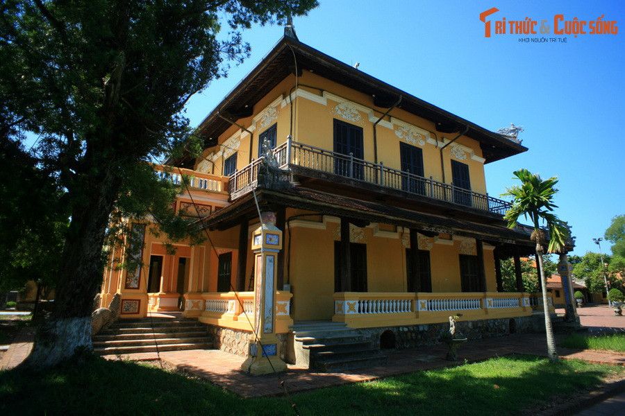 Năm 1950, công trình được cải tạo làm tư thất của cựu hoàng Bảo Đại, lúc này đã được tấn phong làm Quốc trưởng. Kể từ đó đến khi bị phế truất năm 1955, mỗi khi trở về Huế, Bảo Đại đều sống tại lầu Tịnh Minh.