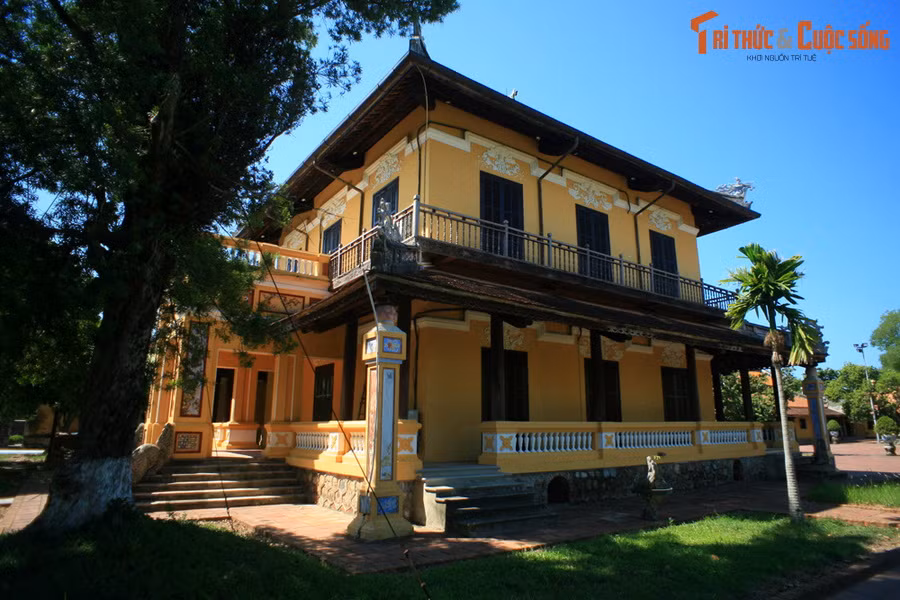 Năm 1950, công trình được cải tạo làm tư thất của cựu hoàng Bảo Đại, lúc này đã được tấn phong làm Quốc trưởng. Kể từ đó đến khi bị phế truất năm 1955, mỗi khi trở về Huế, Bảo Đại đều sống tại lầu Tịnh Minh.