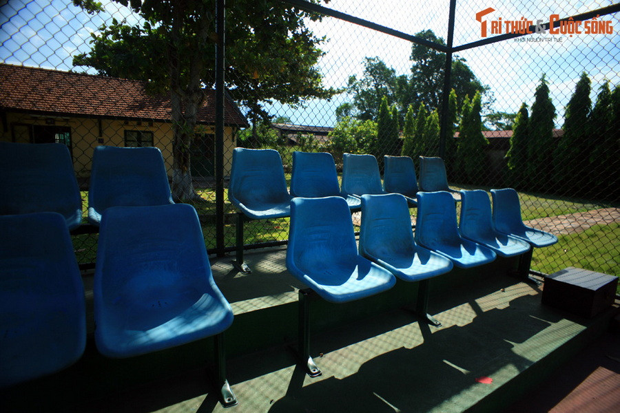 Không chỉ tham quan, du khách đến Hoàng thành Huế còn có thể tham gia các ván đấu trên sân tennis "đẳng cấp đế vương" này.