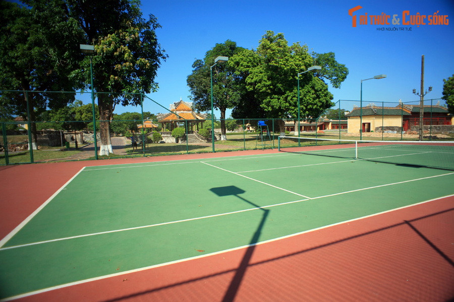Chủ nhân của sân tennis này chính là Bảo Đại – ông vua nổi tiếng với lối sống Âu hóa của nhà Nguyễn. Tại Huế, vua Bảo Đại đã cho xây dựng ba sân tennis ở các địa điểm khác nhau, trong đó sân tennis ở Tử Cấm Thành được xây dựng năm 1933, nằm cạnh điện Kiến Trung.