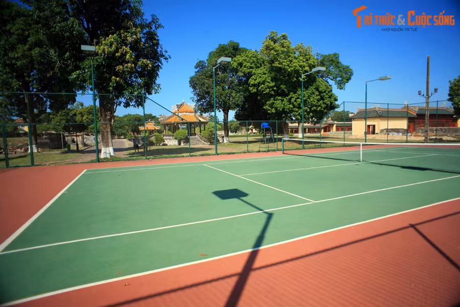 Chủ nhân của sân tennis này chính là Bảo Đại – ông vua nổi tiếng với lối sống Âu hóa của nhà Nguyễn. Tại Huế, vua Bảo Đại đã cho xây dựng ba sân tennis ở các địa điểm khác nhau, trong đó sân tennis ở Tử Cấm Thành được xây dựng năm 1933, nằm cạnh điện Kiến Trung.