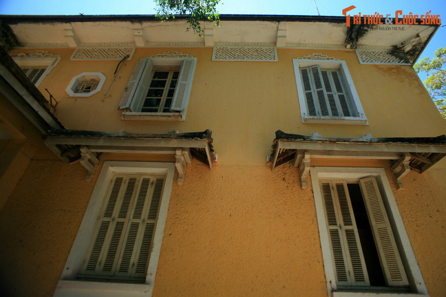 Tòa nhà được xây theo kiểu kiến trúc công sở thịnh hành vào thời điểm đó, đề cao công năng sử dụng hơn là tính mỹ thuật. Để công trình hài hòa hơn với không gian Hoàng thành, kiến trúc sư đã đưa vào các đường nét phương Đông như ô cửa hình bát giác, các hoạt tiết cung đình.