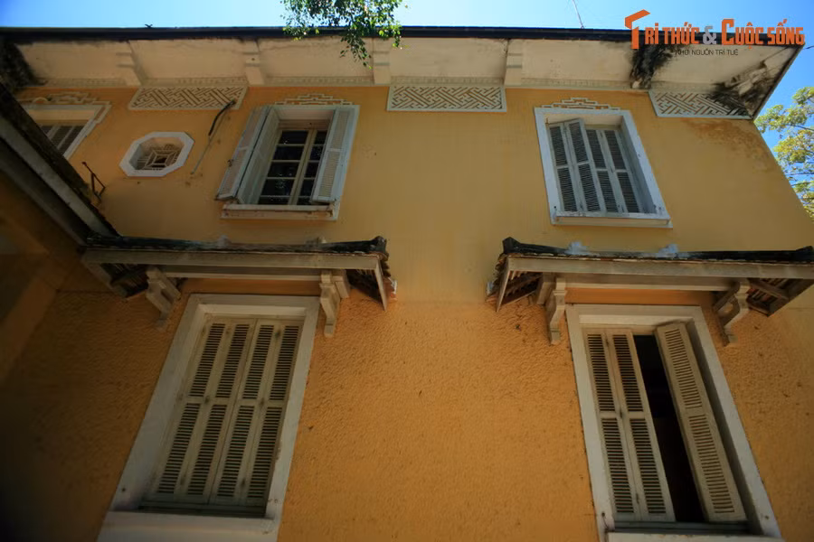 Tòa nhà được xây theo kiểu kiến trúc công sở thịnh hành vào thời điểm đó, đề cao công năng sử dụng hơn là tính mỹ thuật. Để công trình hài hòa hơn với không gian Hoàng thành, kiến trúc sư đã đưa vào các đường nét phương Đông như ô cửa hình bát giác, các hoạt tiết cung đình.