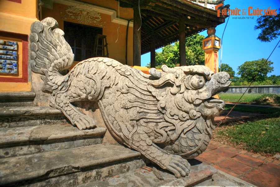 Giá trị kiến trúc - mỹ thuật của lầu Tịnh Minh được đánh giá cao, với nhiều tác phẩm điêu khắc sinh động, như những đôi lân ở hai bên các lối vào. Tòa dinh thự này là một trong số những công trình được bảo tồn nguyên vẹn nhất ở Hoàng thành Huế.