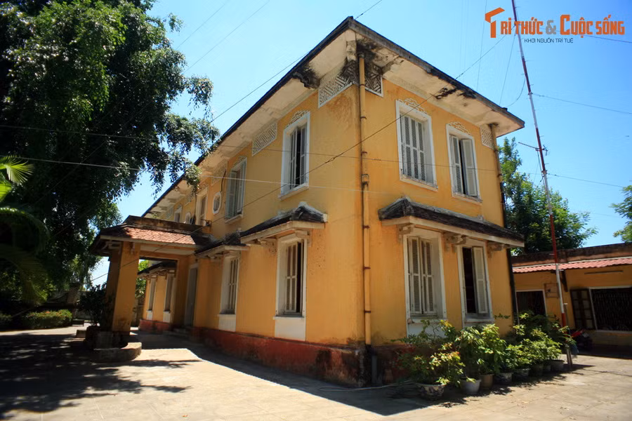 3. Trong quần thể kiến trúc của Tử Cấm Thành ở Hoàng thành Huế, có một dinh thự hai tầng được xây dựng theo kiến trúc hiện đại nằm ở hướng Bắc. Công trình này là lầu Ngự Tiền Văn Phòng, tòa nhà được xây dựng muộn nhất trong Tử Cấm Thành.