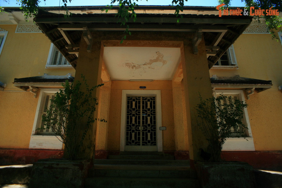 Lầu Ngự Tiền Văn Phòng được xây dựng vào khoảng năm 1932, thời điểm vua Bảo Đại về nước chấp chính sau thời gian du học tại Pháp. Đây là nơi làm việc của Ngự Tiền Văn Phòng, cơ quan thay thế cho Nội Các từ thời vua Minh Mạng.