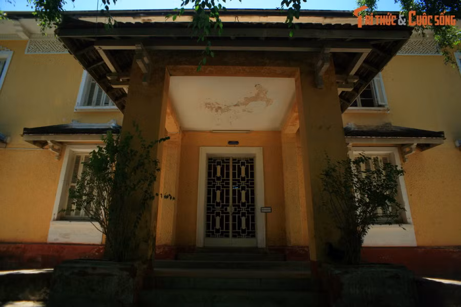 Lầu Ngự Tiền Văn Phòng được xây dựng vào khoảng năm 1932, thời điểm vua Bảo Đại về nước chấp chính sau thời gian du học tại Pháp. Đây là nơi làm việc của Ngự Tiền Văn Phòng, cơ quan thay thế cho Nội Các từ thời vua Minh Mạng.