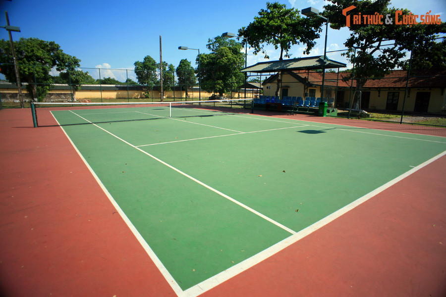 Dưới triều vua Bảo Đại, sân tennis này là nơi phục vụ hoạt động thể thao của hoàng gia và tiếp đón quan khách. Sau năm 1945, sân tennis bị bỏ hoang và xuống cấp dần. Đến năm 2007, công trình này được phục hồi để phục vụ du lịch.
