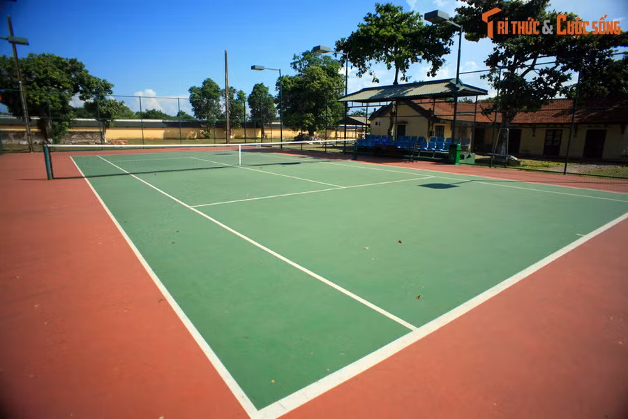 Dưới triều vua Bảo Đại, sân tennis này là nơi phục vụ hoạt động thể thao của hoàng gia và tiếp đón quan khách. Sau năm 1945, sân tennis bị bỏ hoang và xuống cấp dần. Đến năm 2007, công trình này được phục hồi để phục vụ du lịch.