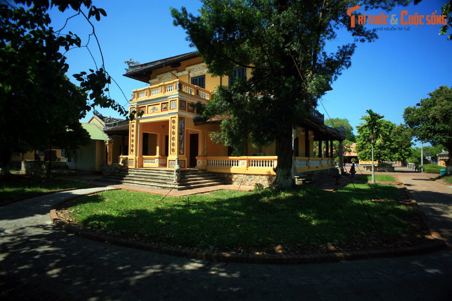 2. Nằm trong khuôn viên Cung Diên Thọ ở Hoàng thành Huế, lầu Tịnh Minh được xây dựng năm 1927 trên nền nhà hát cũ của triều đình. Sau khi xây dựng, tòa nhà được sử dụng làm làm nơi an dưỡng của bà Thánh Cung - bà nội vua Bảo Đại, rồi đến bà Từ Cung - mẹ vua Bảo Đại.