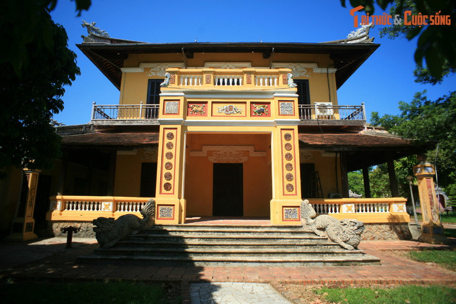 Về mặt kiến trúc, lầu Tịnh Minh được xây dựng theo lối hiện đại với kết cấu của một dinh thự châu Âu, pha lẫn với những yếu tố truyền thống - thể hiện rõ nét qua các họa tiết trang trí theo lối cung đình.