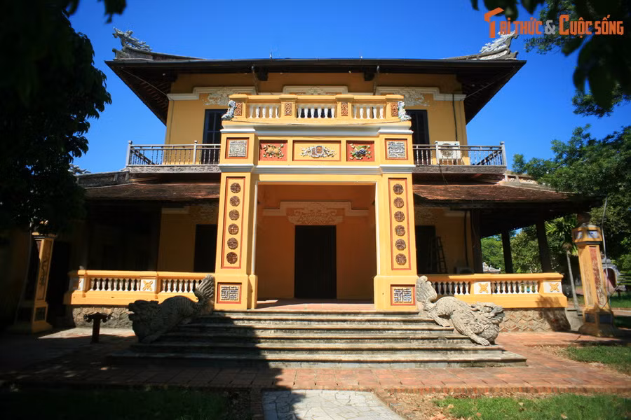 Về mặt kiến trúc, lầu Tịnh Minh được xây dựng theo lối hiện đại với kết cấu của một dinh thự châu Âu, pha lẫn với những yếu tố truyền thống - thể hiện rõ nét qua các họa tiết trang trí theo lối cung đình.