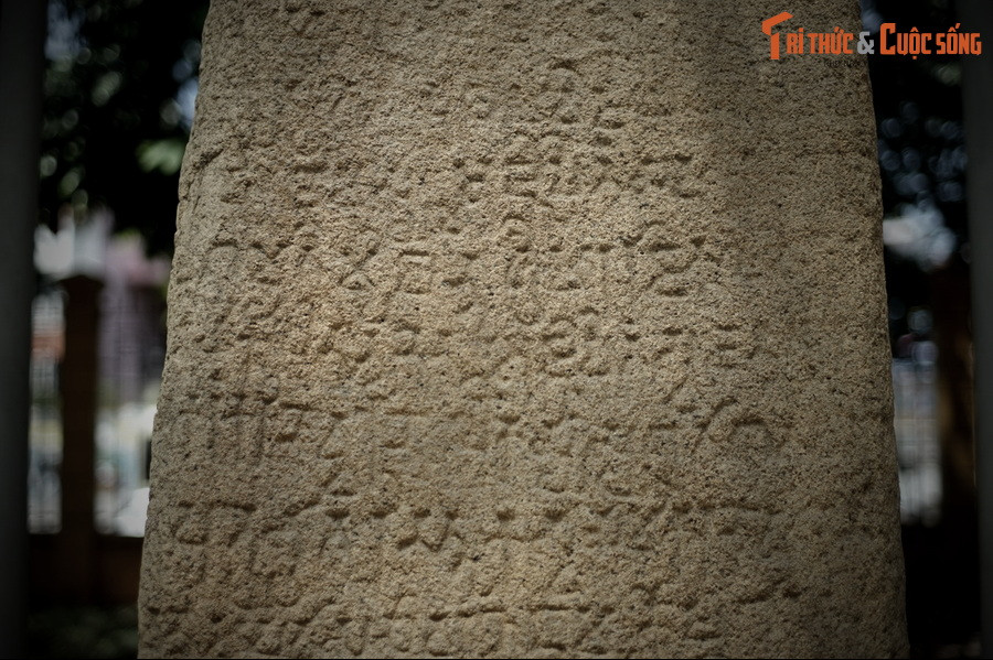 Nội dung bản dịch này như sau: “... phổ độ chúng sinh ... đặt để... cho cuộc khải hoàn đầu tiên... Đêm rằm sáng trăng... đêm trăng tròn, tổ chức thành cuộc nhóm họp do đức hoàng đế anh minh triệu tập...”.