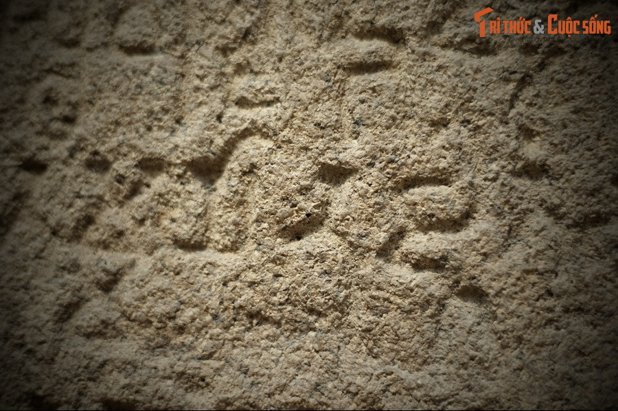 “... Ở chính giữa... Việc ban lệnh này đưa lại hạnh phúc cho muôn loài do vị Karin tốt lành nhất (tức là đức vua) ban cho... đi và về trên thế giới này...”.