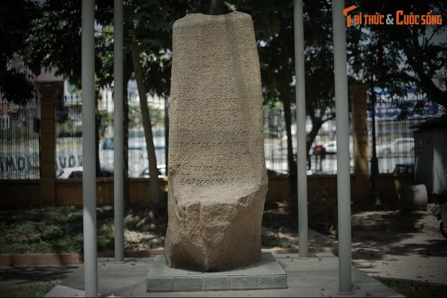 Bia Võ Cạnh chính là vật chứng cổ nhất về sự du nhập của Phật giáo ở Đông Nam Á. Minh văn khắc trên bia được đánh giá là lâu đời nhất Đông Nam Á, vì thế bia Võ Cạnh đã được giới thiệu trong nhiều ấn phẩm khoa học lịch sử ở Việt Nam và trên thế giới.