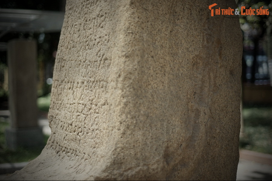 “...Tất cả những thứ đó đều do tự tôi giao lại với lòng vui vẻ và có ích lợi. Đó là cái mà tự tôi cho phép và tự các nhà vua sau này cho phép... đã chuẩn y... được sự chứng giám của vị quan tư lễ của tôi là Vira”.