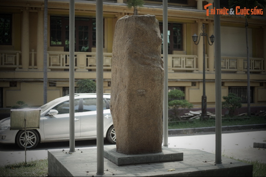 Vào năm 1910, tấm bia nghìn tuổi của người Chăm đã được Viện Viễn đông Bác cổ đưa về Bảo tàng Louis Finot của Viện Hà Nội (nay là Bảo tàng Lịch sử Quốc gia Việt Nam). Đến năm 2013, bia Võ Cạnh được công nhận là Bảo vật quốc gia..