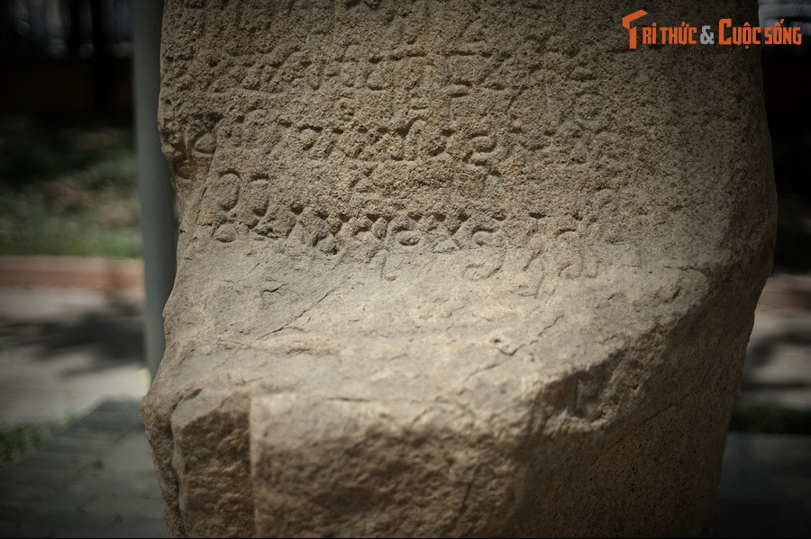 Những văn tự Phật giáo đặc thù trên tấm bia cũng cho biết sự du nhập và ảnh hưởng mạnh mẽ của Phật giáo trong nền văn minh Ấn Độ vào cư dân Chăm khá sớm (khoảng thế kỷ 1 sau công nguyên) và vai trò của giới tăng lữ ở tiểu vương quốc này.