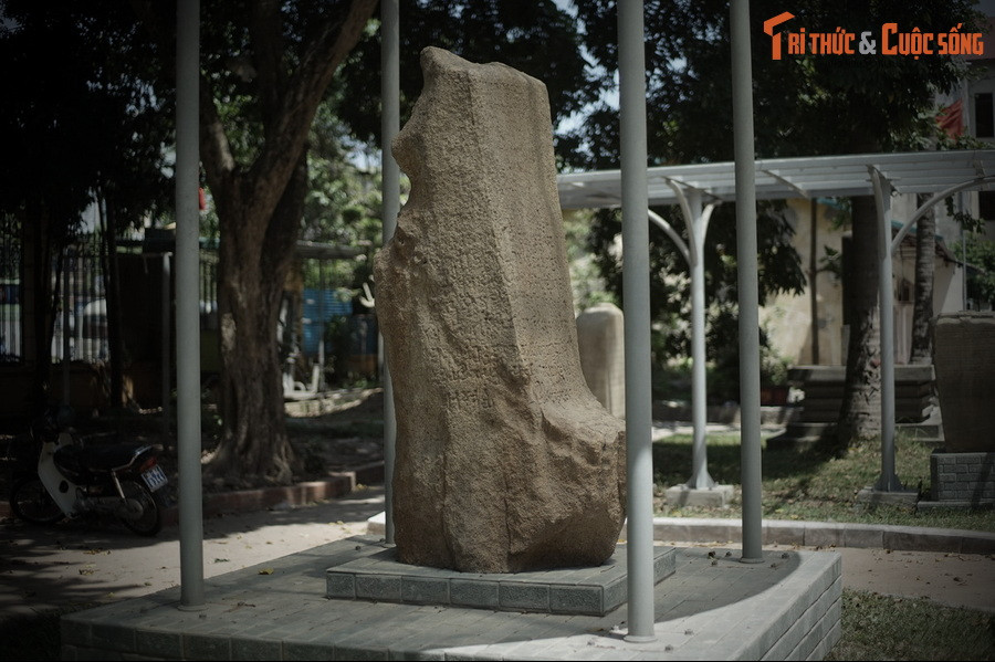 Hiện vật là khối đá có hình trụ đứng cao 270 cm, dày 110 cm x 80 cm. Ba mặt bia khắc chữ Sanskrit mỗi dòng được khắc liền từ mặt này tới mặt kia. Sau khi bia Võ Cạnh được tìm thấy, việc giải mã tấm bia cổ này nhận được sự quan tâm từ các nhà nghiên cứu lịch sử và văn hóa Chăm.